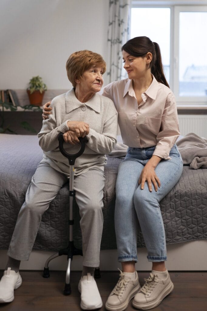 Einfühlsame Pflegekraft im Gespräch mit Patient - ambulante Pflege Hamburg